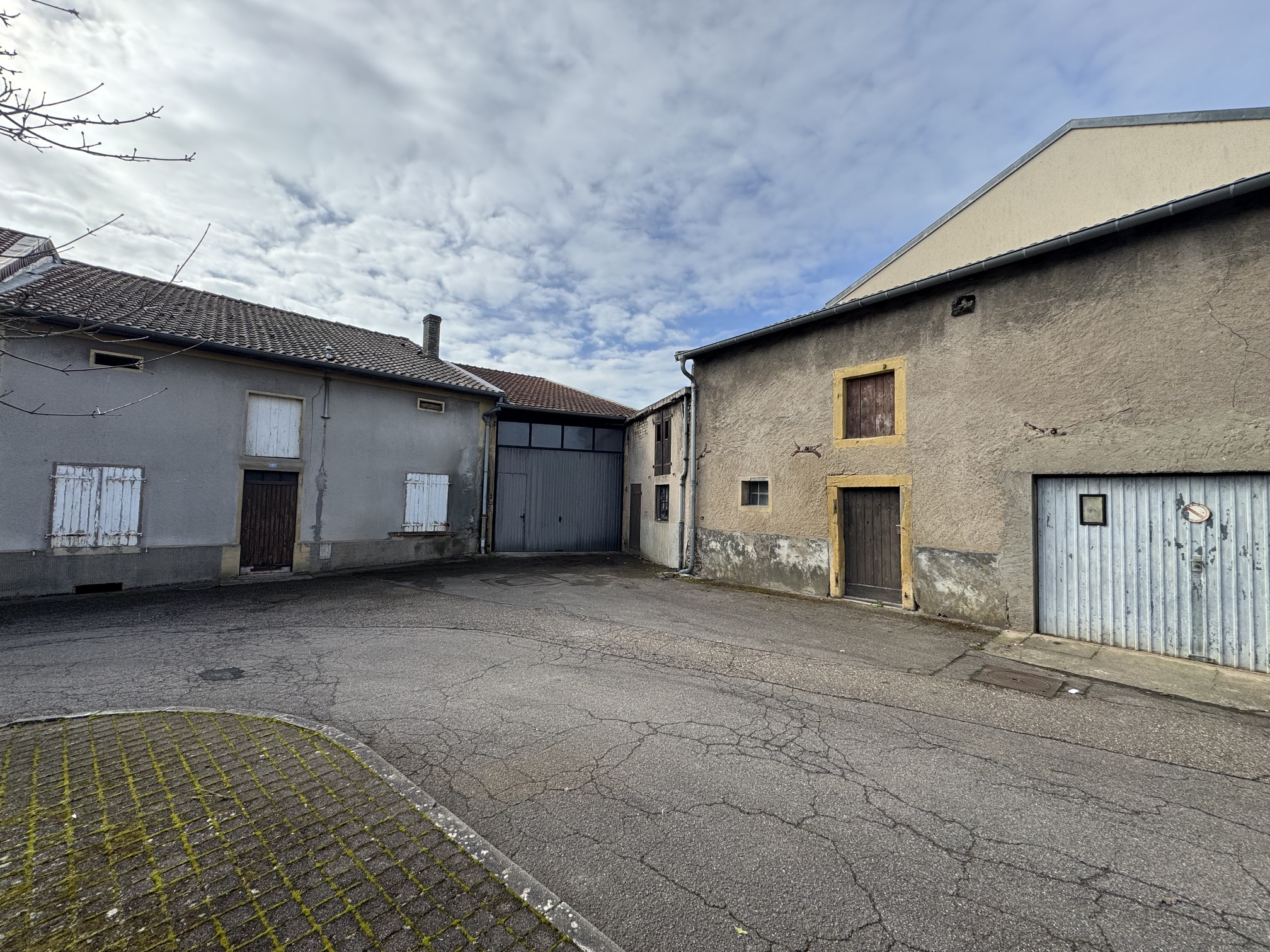 Maison + Granges et Garage